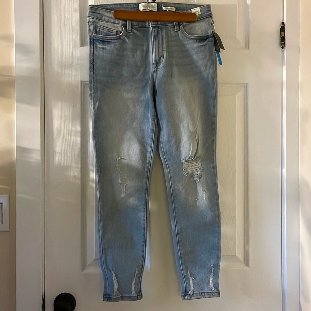 NWT are generation by celebrity pink distressed light wash skinny jeans